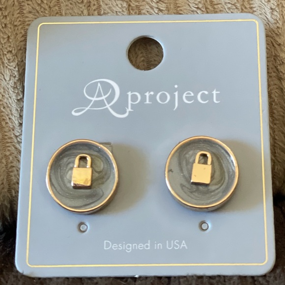 Gold and Gray Lock Circle Stud Earrings β AD Project - Picture 6 of 6